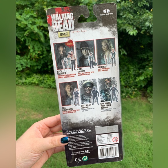 Carl from The Waking Dead Action Figure - Picture 7 of 10